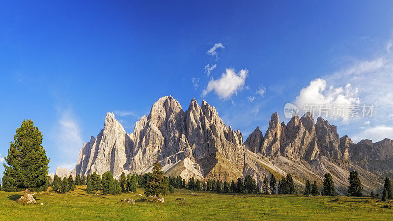 Geisler Gruppe或Odle山集团，XXL Panorama, Dolomites，意大利的黄金时间